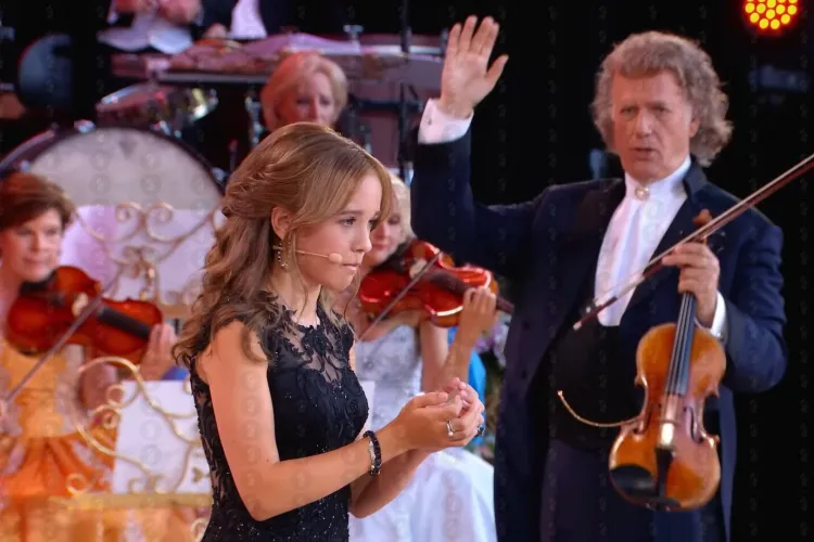 Video.10 mii de oameni în lacrimi la concertul Andre Rieu pe BT Arena Cluj: Adolescentă cu stomacul paralizat, hrănită prin tub, a cântat cu voce de înger
