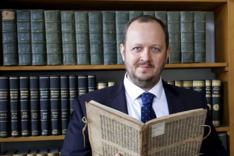 Adrian Papahagi a obosit și nu mai vrea să se lupte cu suveraniștii. Mesajul profesorului clujean: „Am obosit să mai apăr orice chestie omenească”