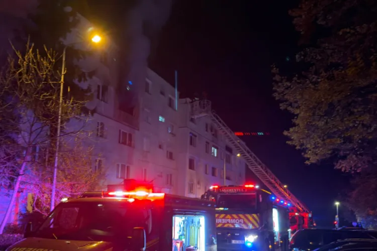 Incendiu puternic într-un bloc din Cluj-Napoca. Bărbat grav rănit este intubat. Alte 10 persoane evacuate. Focul amenința si apartamentul de deasupra FOTO
