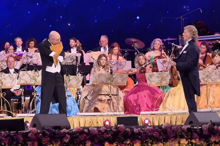 VIDEO Copleșitor: Un naist fără brațe a cântat dumnezeiește la concertul André Rieu, la Cluj, pe BT Arena. Dumnezeu nu i-a dat șanse, dar el și le-a făcut!