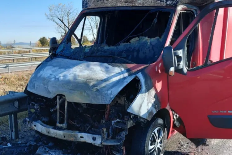 Autoutilitară în flăcări pe autostradă în Cluj! Pompierii au intervenit de urgență. De la ce a izbucnit incendiul 