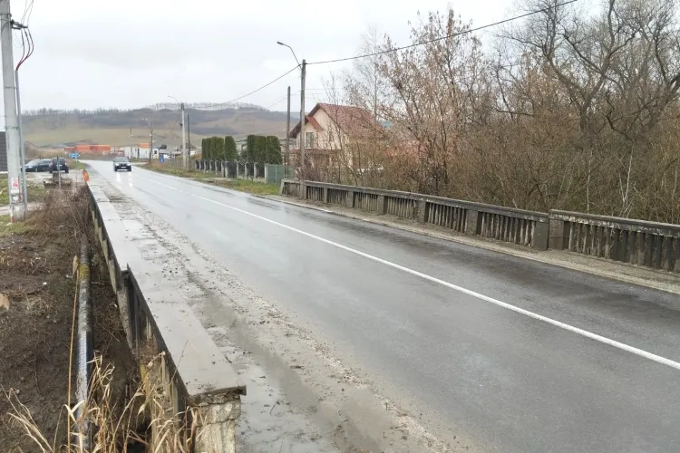 Un pod nou se construiește la Cluj, cu 2 benzi, pistă de biclete și trotuar. Cel actual va fi demolat.  E praf, după ce traficul a fost deviat!