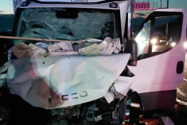 Accident pe Autostrada Transilvania A3. Două autoutilitare s-au făcut praf, iar doi bărbați au fost transportați de urgență la spital 