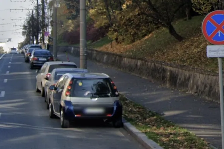 Clujenii s-au săturat de mașinile parcate ilegal din Mănăștur! „Pe sensul spre Florești s-a rezolvat, de ce nu și spre Centru?”