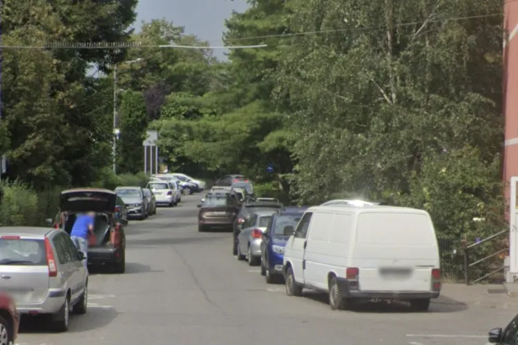 Un cartier din Cluj este blocat zilnic! Mașinile parcate pe ambele sensuri fac imposibil accesul pe stradă, locuitorii cer amenzi și intervenție