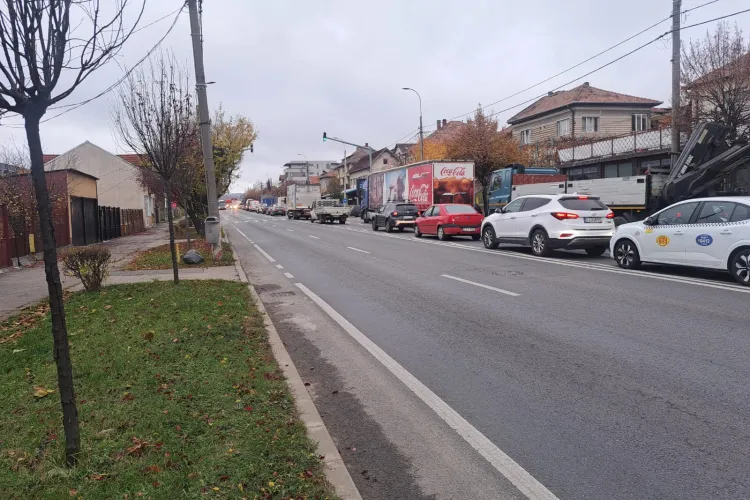 VIDEO. Cluj-Napoca, paralizat de mașini la primele ore ale dimineții. Să fie părinții de vină? Coadă kilometrică pe Corneliu Coposu, bară la bară