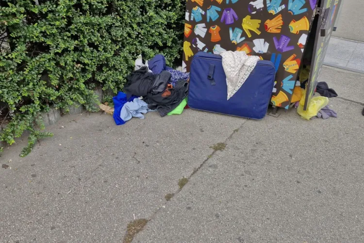 Containerele Hai, Na din Cluj-Napoca iar nu fac față: Clujenii s-au săturat să vadă haine aruncate peste tot. „Sunt saci lăsați lângă container”