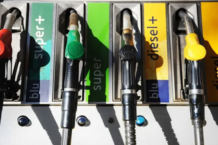 Românii scapă temporar, dar facturile vor crește: Cât va costa motorina, benzina și gazele cu noile taxe pe carbon