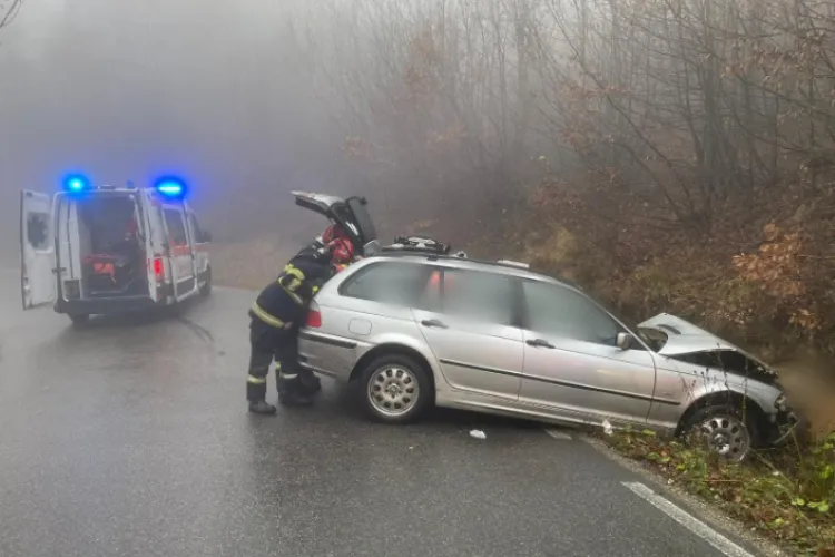 Accident în Cluj! O mașină a ieșit în afara drumului! Un copil de doi anișori, împreună cu doi adulți, transportați de urgență la spital 