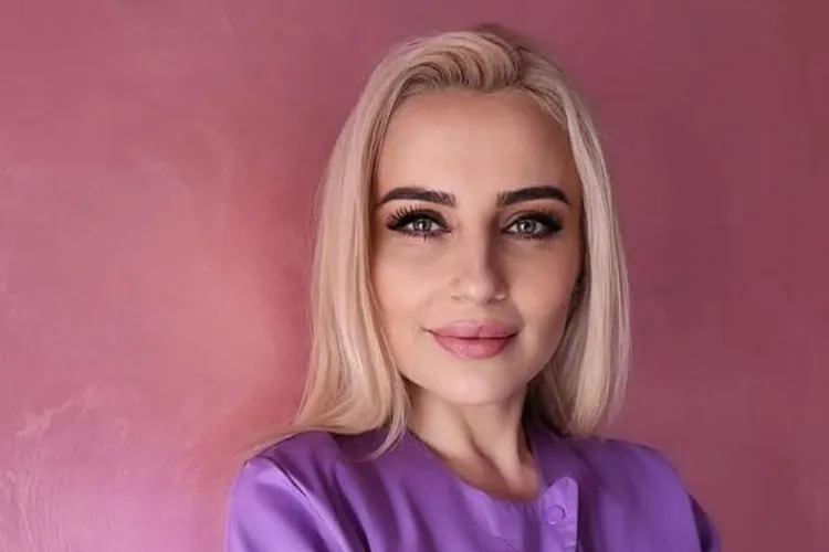 Soția lui Alin Tișe, psihoterapeut clinician, noua vedetă a City Fashion Week 2025. După Oana Boc, a venit rândul soției lui Alin Tișe să radieze pe podium