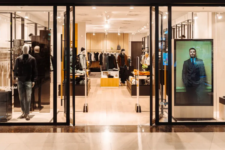 Unul dintre cele mai luxoase branduri de haine pentru bărbați a deschis primul magazin din Cluj. Unde gășești hainele ce te transformă într-un James Bond