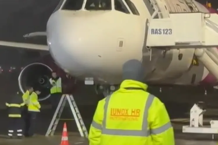 Cabina unui avion al unei companii care operează și la Cluj a luat foc imediat după aterizare! Comandantul a declanşat o ieşire de urgenţă cu tobogan