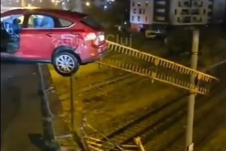 VIDEO LIVE Momentul de azi-dimineață când o mașină a rupt parapetul de la podul IRA din Cluj și a rămas suspendată în aer, la zeci de metri înălțime