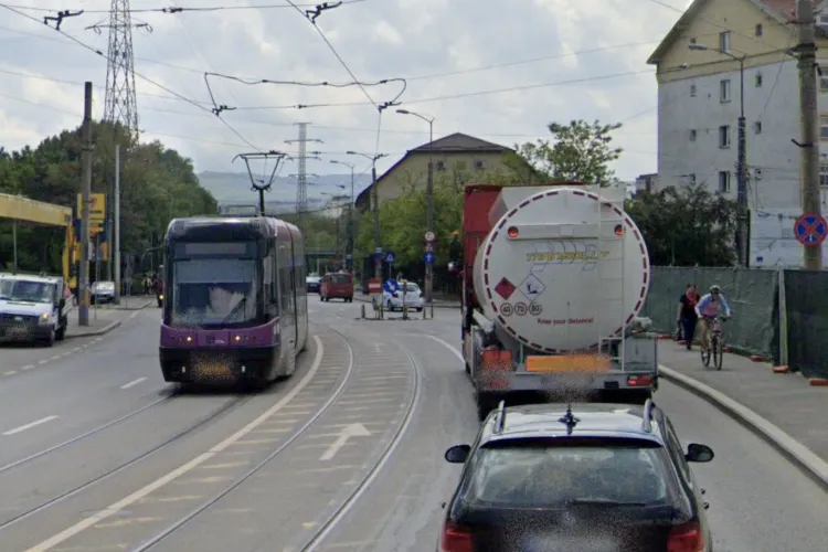 Clujenii blocați în cozi kilometrice pe o stradă din Cluj! Banda destinată virajului spre Dedeman stă goală în timp ce mașinile nu înaintează