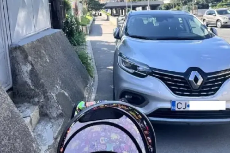 Haosul parcărilor din Cluj-Napoca lovește din nou! Pietonii sunt „alungați” pe carosabil: „Deplasarea cu un cărucior pentru copii este imposibilă”