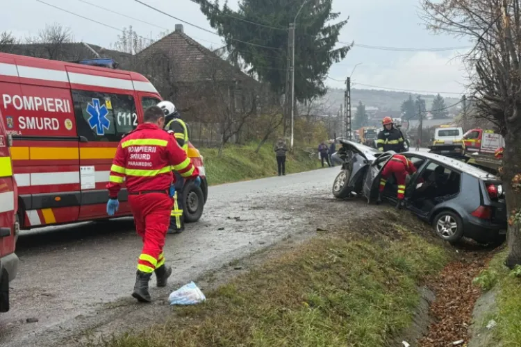 Accident grav! O femeie a fost aruncată din mașină, iar o minoră a fost prinsă între fiare, după ce mașina în care se aflau a lovit un cap de pod 