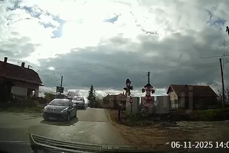 VIDEO Incredibil: Cel puțin 7 mașini trec pe roșu, în șir, calea ferată din Apahida, Cluj. Una dintre ele cu câteva secunde înainte de venirea trenului