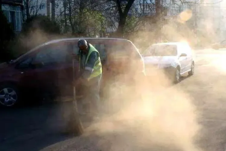 Haos pe o stradă din Cluj-Napoca! Drumul devine un „patinoar” de noroi după ploaie: „Uneori sunt bulgări de pământ” 