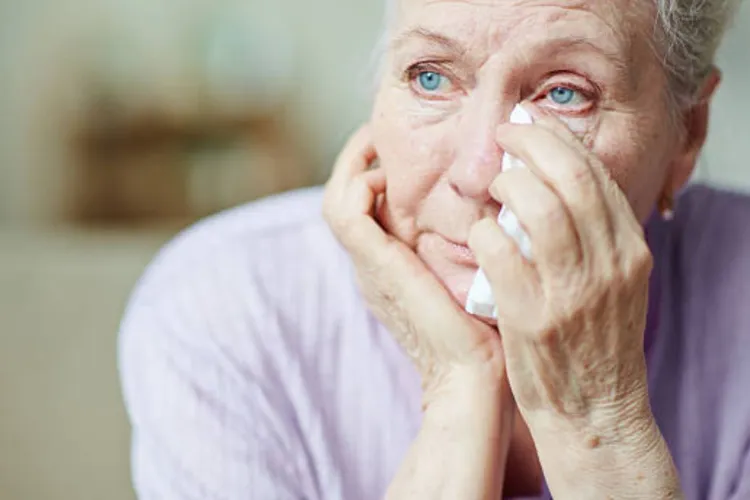 Pensionarii din România sunt „furați” de bani chiar de rude: Copiii sau nepoții au acces nelimitat la conturile lor. Cum evitați acest lucru