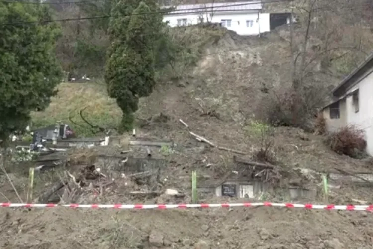 Alunecare de teren într-un cimitir! Peste 30 de morminte au fost distruse din cauza unor lucrări ilegale