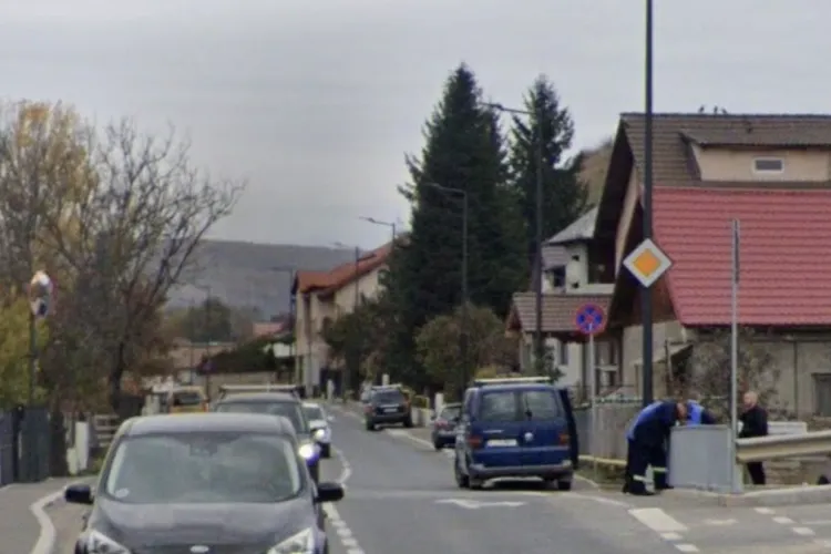 Haos pe o stradă din Cluj! Mașinile au ocupat trotuarele, iar pietonii merg printre mașini, în plin trafic de seară