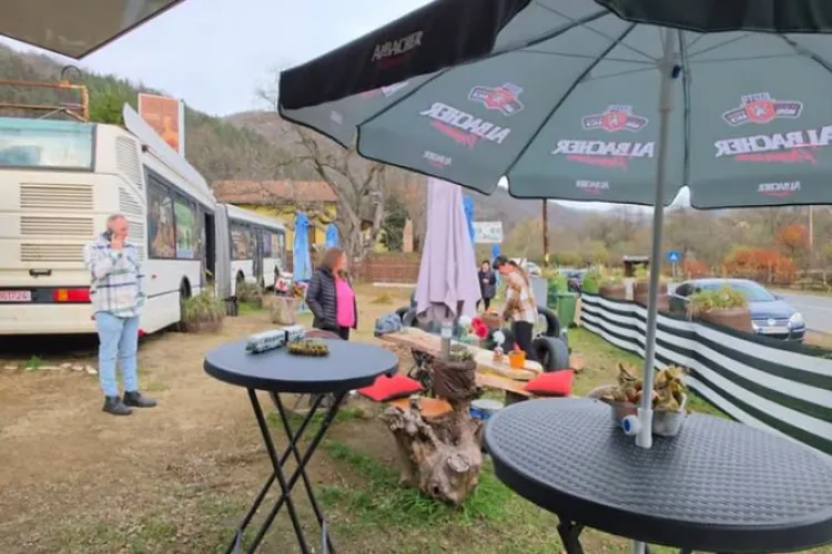 Reciclare cu gust! Un autobuz vechi al CTP Cluj transformat în sală de mese lângă Turda FOTO