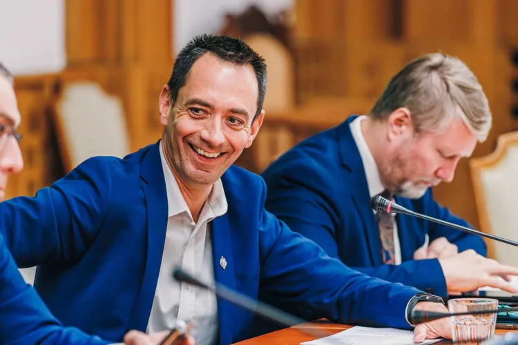 Liderul UDMR Cluj nu vrea să audă de reducerea parlamentarilor la 300, deși poporul a decis asta la referendum. „Nu putem fi de acord”