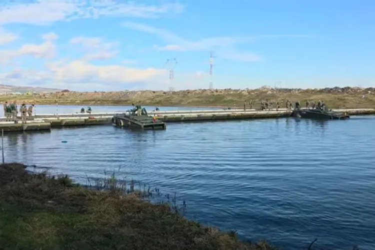 Exercițiu militar NATO impresionant în Transilvania: Militari români, francezi și portughezi au construit în timp record un pod plutitor peste râu