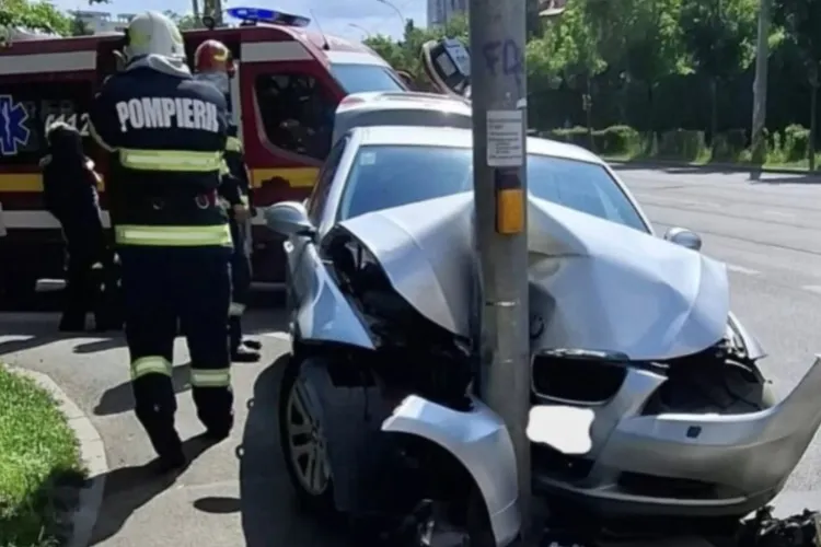 Un tânăr de 23 de ani a pierdut controlul volanului și a intrat într-un stâlp de pe o stradă din Cluj-Napoca: Alcoolemia pe care o avea era URIAȘĂ