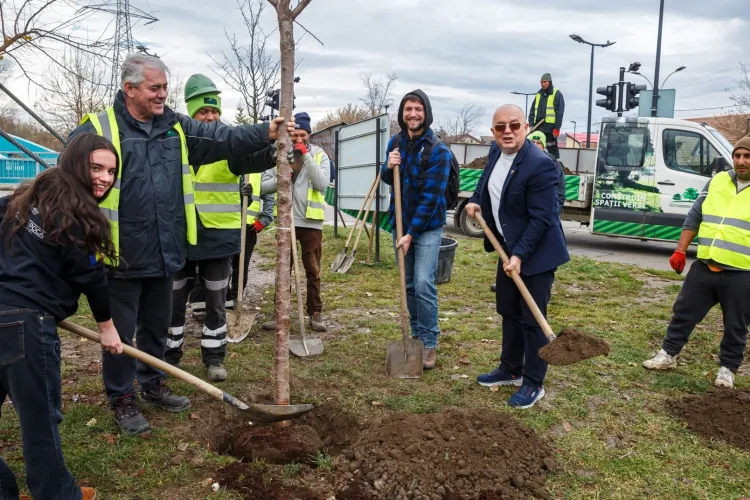 Studenții USAMV, clujenii și Emil Boc au „pus osul” la treabă: Au transformat câteva străzi din cartierul Iris în veritabile „buzunare verzi”