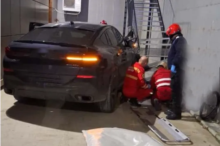 Tragedie în parcarea unui centru medical! Un tânăr de 27 de ani, aflat în scaunt cu rotile, a murit, după ce a fost lovit de mașină