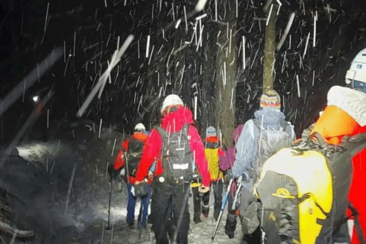 Turist aflat în stare gravă a fost dat dispărut în munți și este căutat de peste 12 ore: Salvamontiştii luptă cu vremea extremă pentru a-l găsi