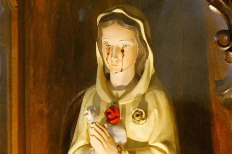 O escroacă este acuzată că a înșelat credincioșii cu o statuie „care plânge sânge”. Femeia „i-a făcut” pe credincioși de 365.000 de euro