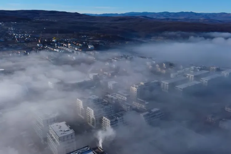 Clujul nu scapă de ceața groasă! Un nou cod galben lovește orașul, iar vizibilitatea scade dramatic în zonele circulate