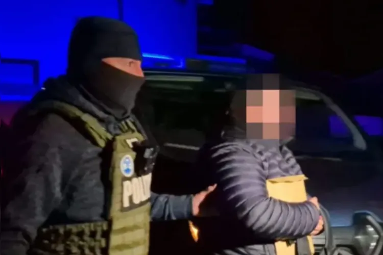  Un bărbat a fost arestat pentru 30 de zile de polițiști pentru încălcarea ordinului de protecție! Și-a amenințat soția că o va ucide 