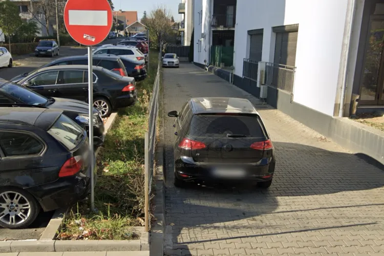 Șoferii din Cluj își fac de cap! După montarea stâlpișorilor, mută mașinile vizavi și blochează complet celălalt trotuarul pietonilor