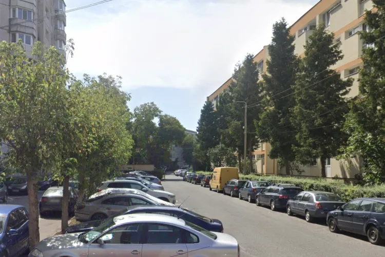 Haos total pe un bulevard din Cluj! Mașinile blochează accesul în scara blocului, iar locatarii spun că nu mai pot ieși din casă!
