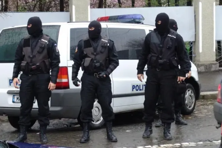 Doi bărbați au fost săltați de polițiști, după ce au ridicat un colet cu arme letale și echipamente speciale 