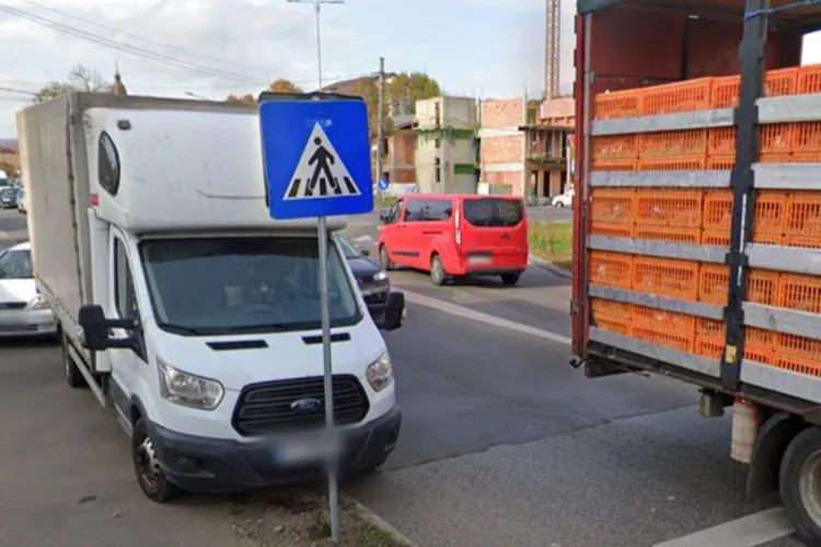 Parcări ilegale și trotuare blocate: Cetățenii din Cluj-Napoca cer intervenția Primăriei în două zone problematice: „Amplasați stâlpișori!”