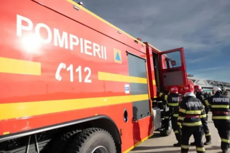 Incendiu la o casă din Cluj. La fața locului a fost trimisă o autospecială de stingere și o ambulanță SMURD