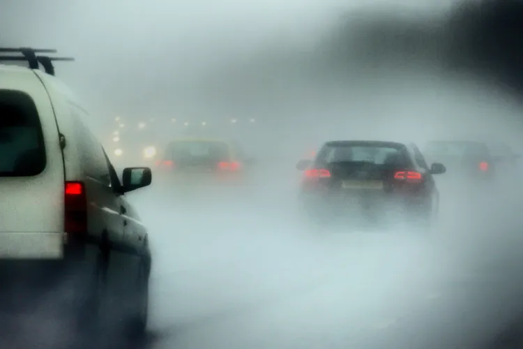 ALERTĂ METEO EXTINSĂ în Cluj! Cod galben de ceață seara aceasta: vizibilitate sub 50 m, șoferii și pietonii avertizați să circule cu prudență