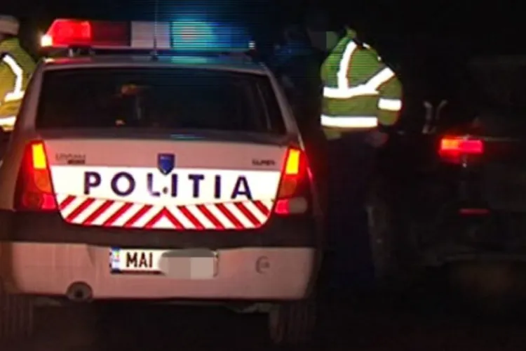 Un polițist clujean a fost lăsat fără permis și amendat de colegii lui, după ce a a ieșit cu mașina poliției în... câmp. Cum a reușit „performanța”
