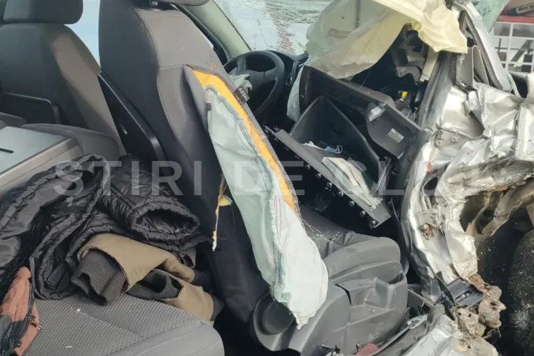 Imagini șocante de la accidentul mortal de pe Feleac: Mașina grav avariată, un pasager mort și alte trei persoane rănite la fața locului