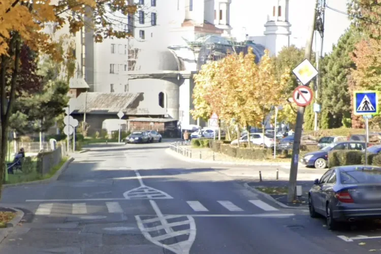 Trecere de pietoni din Cluj, un adevărat test de curaj! Șoferii trec razant cu mașinile pe lângă oameni și riscul de accidente crește zilnic