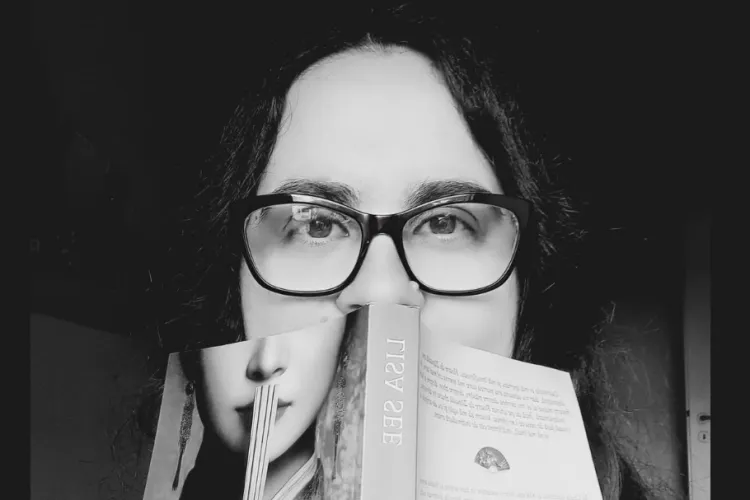 Clujenii sunt altceva! Cum o tânără și o doamnă în vârstă și-au făcut reciproc ziua mai frumoasă într-un autobuz. Totul a pornit de la tânăra care citea