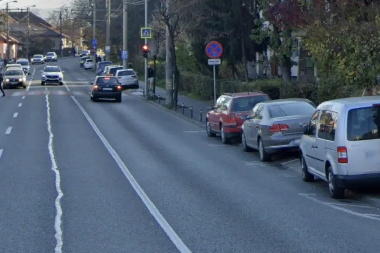 Strada din Cluj unde trotuarul devine capcană pentru pietoni: Mașini oprite pe avarii, chiar lângă o grădiniță