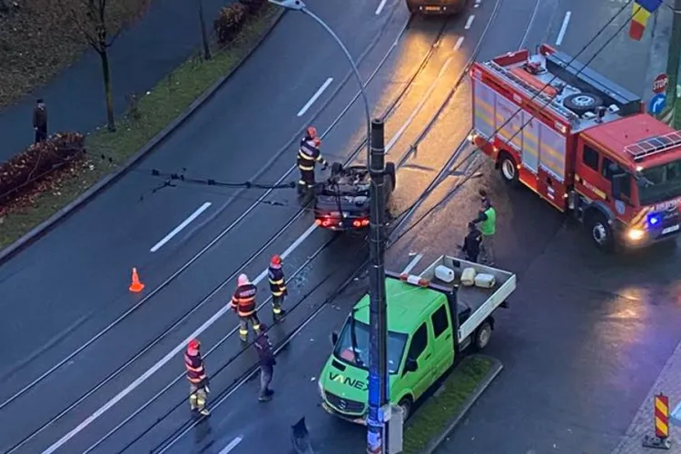 Accident pe strada Plopilor din Cluj-Napoca. O mașină a ajuns cu roțile în sus. Circulația tramvaielor a fost blocată FOTO