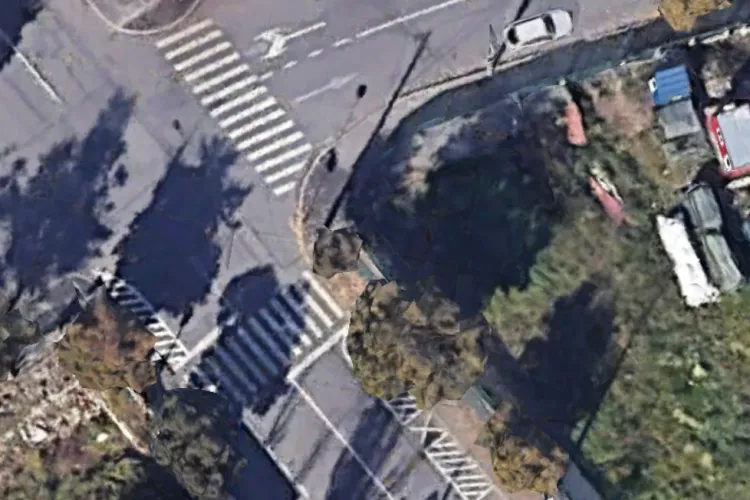 Un semafor le dă bătăi de cap clujenilor care își duc micuții la grădiniță: Părinții și copiii așteaptă în frig și se formează cozi uriașe de mașini