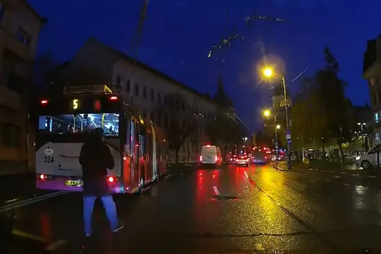 Incident în trafic în centrul Clujului. S-a rupt linia de alimentare electrică a troleibuzelor VIDEO