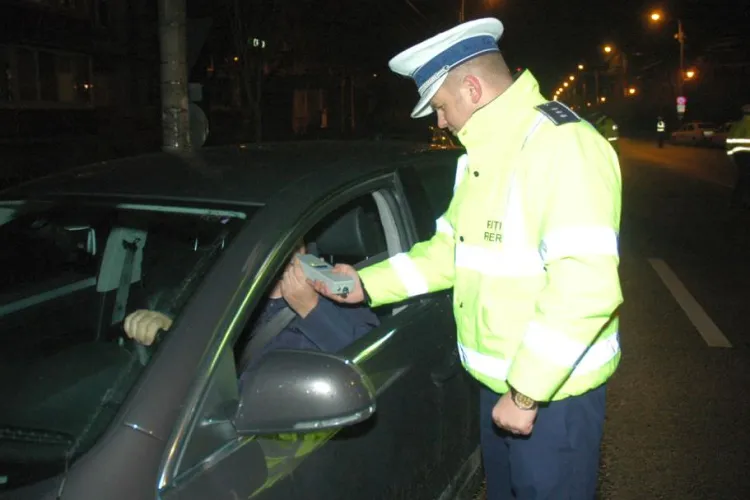 Neglijență totală pe drumurile din Cluj! Șofer prins beat la volan după ce poliția l-a văzut cum schimbă benzile: Ce alcolemie a avut acesta